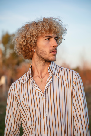 Coupe de cheveux mi-longs bouclés